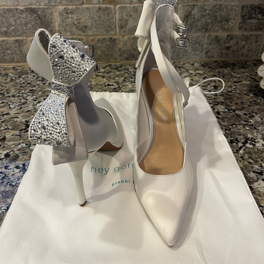 Gianni Bini Bow Heel